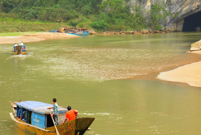 Cửa động Phong Nha bị 'bít', chẳng ai thông Hầu hết du khách than phiền vì phải đi bộ một đoạn đường khá dài để vào tham quan động Phong Nha