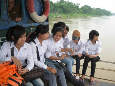 Có một dòng sông nằm giữa con đường Học sinh xã Minh Châu trên phà đến trường Ảnh: Q.H