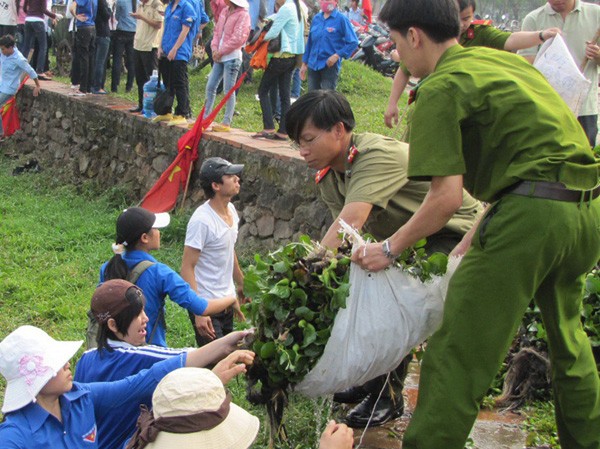 Chung tay bảo vệ môi trường Tham gia làm sạch môi trường là việc làm thường xuyên của ĐVTN tỉnh TT- Huế. Ảnh: Ngọc Văn