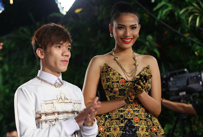 Trương Thị May kiêu sa vai trần làm vedette sàn diễn Trương Thị May kiêu sa vai trần làm vedette sàn diễn