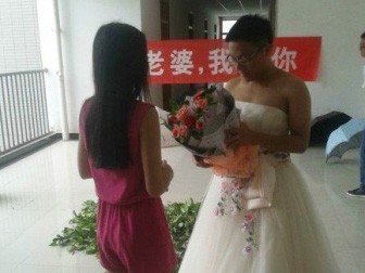Nam sinh mặc váy cầu hôn bạn gái Nam sinh mặc váy cầu hôn bạn gái