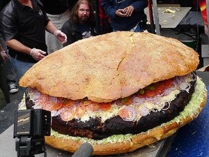 Lập kỷ lục với bánh hamburger nặng gần một tấn Lập kỷ lục với bánh hamburger nặng gần một tấn
