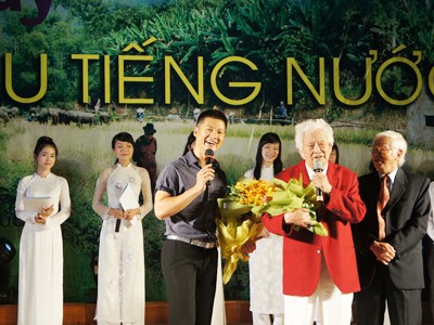 “Tôi yêu tiếng nước tôi” - đêm nhạc Phạm Duy ở Huế Nhạc sĩ Phạm Duy và ca sĩ Đức Tuấn hát cùng sinh viên Huế Ảnh: T.Tùng