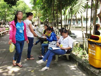 Bất bình việc nữ sinh trường nhân văn bị quay lén trong nhà vệ sinh Bất bình việc nữ sinh trường nhân văn bị quay lén trong nhà vệ sinh