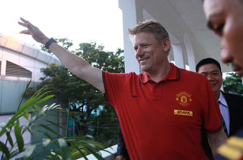 CĐV Việt Nam náo nhiệt cùng thủ môn huyền thoại Peter Schmeichel CĐV Việt Nam náo nhiệt cùng thủ môn huyền thoại Peter Schmeichel