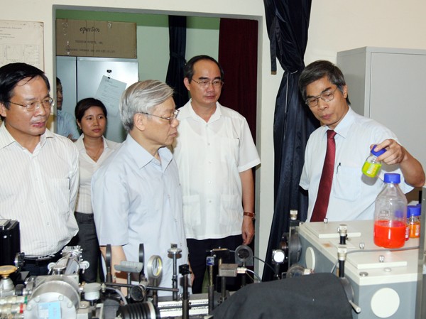 Đầu tư cho trí thức là đầu tư cho phát triển bền vững Tổng Bí thư Nguyễn Phú Trọng thăm Phòng thí nghiệm thuộc Viện khoa học vật liệu