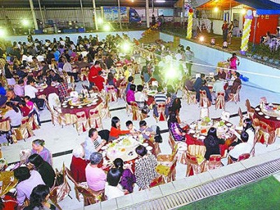 Độc đáo lễ cưới trong bể bơi Độc đáo lễ cưới trong bể bơi