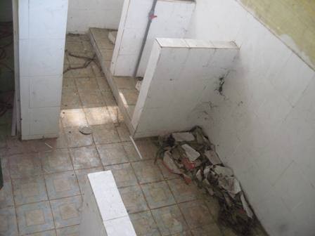 Thầy giáo đưa nữ sinh vào WC 'làm bậy' Thầy giáo đưa nữ sinh vào WC 'làm bậy'