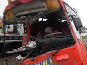Xe khách lao vào xe tải, 21 người thương vong Xe khách lao vào xe tải, 21 người thương vong