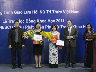 Trao học bổng Vì sự phát triển phụ nữ trong khoa học Trao học bổng Vì sự phát triển phụ nữ trong khoa học