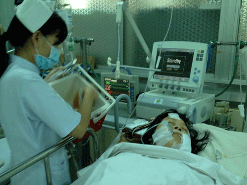 Phút bình tĩnh cứu con của người vợ bị chồng chém thủng bụng Phút bình tĩnh cứu con của người vợ bị chồng chém thủng bụng