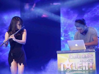 Thí sinh nữ Got Talent vừa thổi sáo vừa chơi beatbox Thí sinh nữ Got Talent vừa thổi sáo vừa chơi beatbox