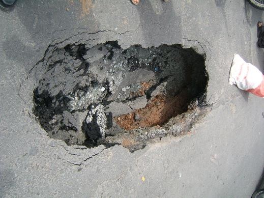 Một ngày xuất hiện hai hố 'tử thần' Một ngày xuất hiện hai hố 'tử thần'