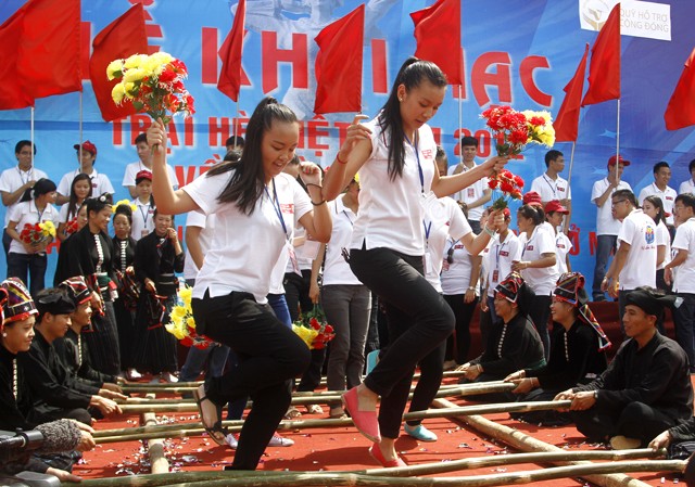 Điệu nhảy sạp hút bước chân Việt kiều trẻ Điệu nhảy sạp hút bước chân Việt kiều trẻ