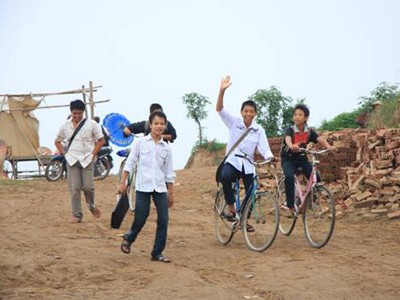 Nhọc nhằn chở chữ qua sông Nhọc nhằn chở chữ qua sông