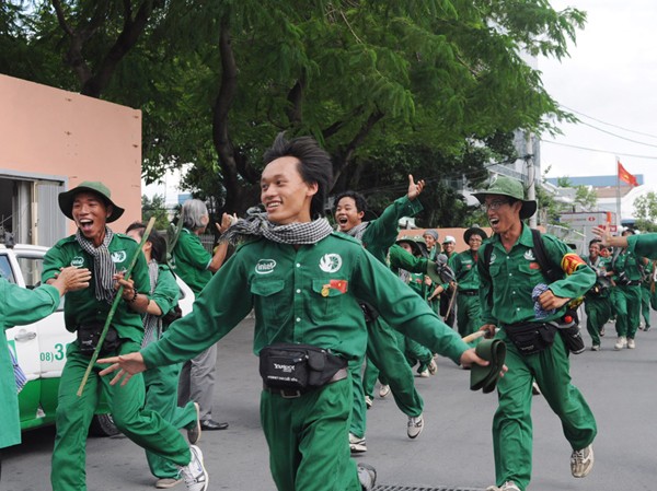 40 ngày đi bộ từ làng Sen đến bến Nhà Rồng Bạn trẻ vỡ òa hạnh phúc khi đến đích. Ảnh: Q.M