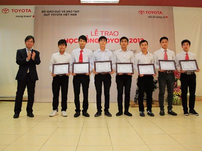 Toyota Việt Nam tiếp tục trao học bổng cho sinh viên kỹ thuật Toyota Việt Nam tiếp tục trao học bổng cho sinh viên kỹ thuật