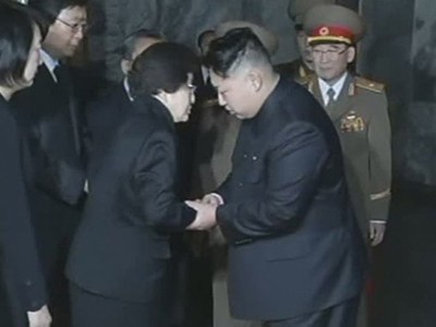 Một người Hàn Quốc sang Triều Tiên viếng lãnh đạo Kim Jong Il Một người Hàn Quốc sang Triều Tiên viếng lãnh đạo Kim Jong Il