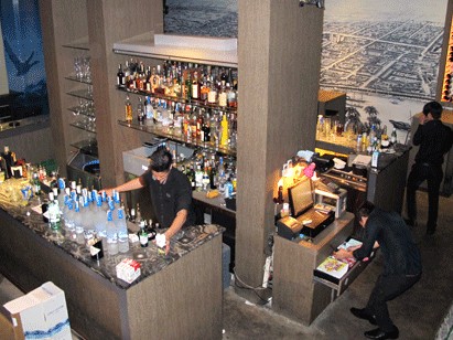 Khách múa sexy trong nhà hàng Quầy bar ngổn ngang rượu ngoại