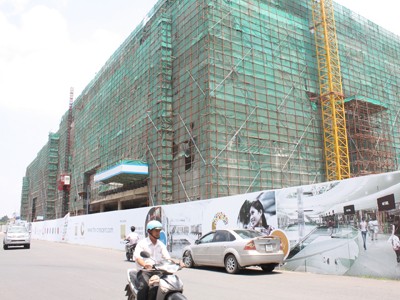 Đại gia ngân hàng thôn tính DN bất động sản Dự án cao ốc văn phòng tại Quận 7 - TPHCM vừa được chuyển nhượng cho một ngân hàng giá 700 tỷ đồng Ảnh: Đình Sơn