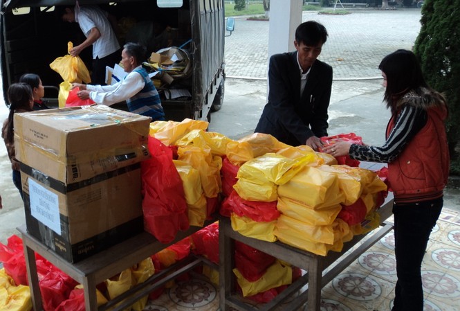 Tặng máy tính và vở cho các trường học vùng lũ Tặng máy tính và vở cho các trường học vùng lũ