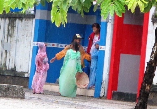 Hai thiếu nữ 18 tuổi chăn dắt trẻ em ăn xin Hai thiếu nữ 18 tuổi chăn dắt trẻ em ăn xin