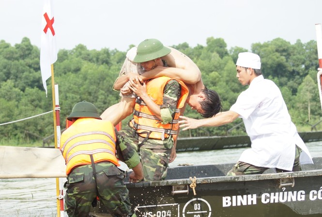 Cứu dân trong bão lũ Cứu dân trong bão lũ