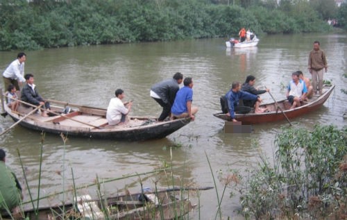 Tìm thấy thi thể nữ sinh gieo mình xuống sông tự tử Tìm thấy thi thể nữ sinh gieo mình xuống sông tự tử