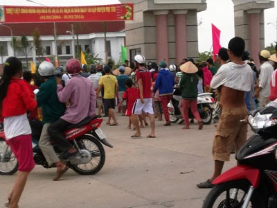 Bị điện giật chết, gia đình mang lư hương kêu oan Bị điện giật chết, gia đình mang lư hương kêu oan