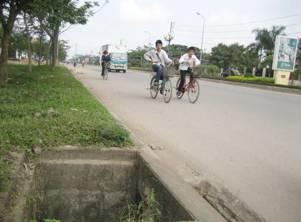 Hố ga không nắp gây nguy hiểm Hố ga không nắp gây nguy hiểm