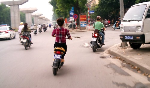 Thiếu nữ đi xe đạp điện biển số “khủng” 999.99 Thiếu nữ đi xe đạp điện biển số “khủng” 999.99