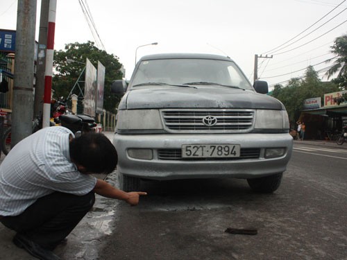 Ô tô cháy gần cây xăng Ô tô cháy gần cây xăng