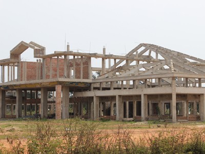 Chợ xây giữa chừng rồi bỏ hoang Chợ xây giữa chừng rồi bỏ hoang