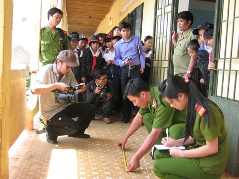 Mang dao đi học, đâm bạn tử vong Mang dao đi học, đâm bạn tử vong