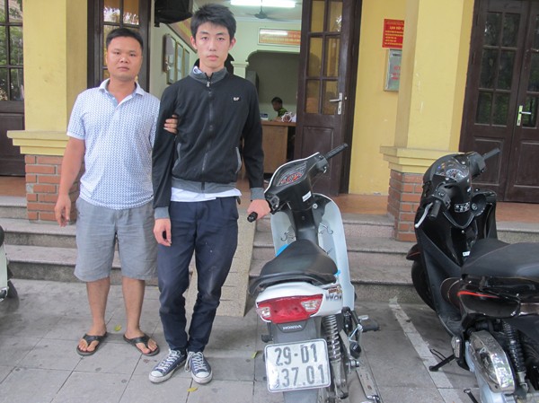 Hai công an truy đuổi cướp táo tợn giữa Thủ đô Hai công an truy đuổi cướp táo tợn giữa Thủ đô