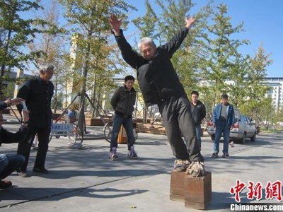 Người đàn ông đi giày sắt nặng 405kg Người đàn ông đi giày sắt nặng 405kg