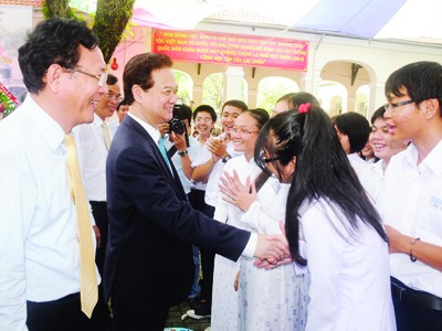 Dạy chữ gắn với dạy người Dạy chữ gắn với dạy người