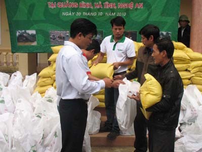 Báo Tiền phong và Cty Bia Huế cứu trợ người dân vùng lũ Báo Tiền phong và Cty Bia Huế cứu trợ người dân vùng lũ