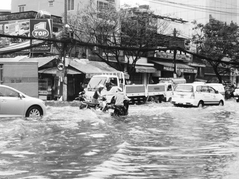 Mưa dông, nhiều tuyến đường ngập nặng Đường Hòa Bình (quận 11) cứ mưa là ngập nặng. Ảnh: ND
