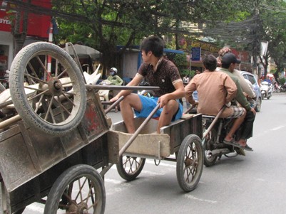 Xe máy chở bốn, kéo ba giữa Hà Nội Xe máy chở bốn, kéo ba giữa Hà Nội