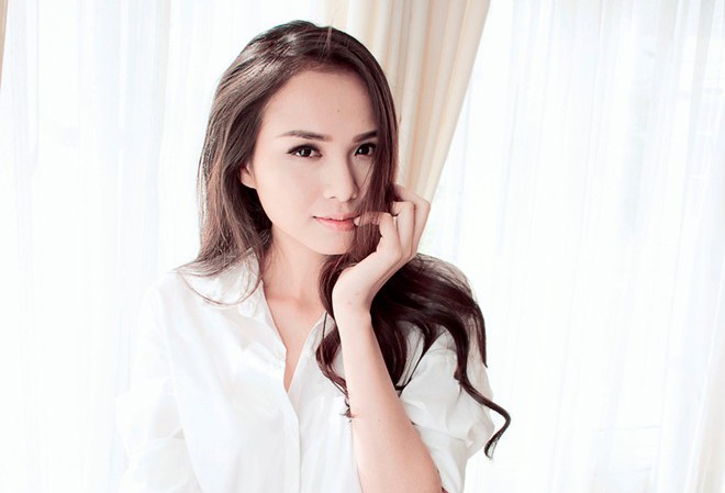 Diễm Hương gợi cảm với sơ mi trắng giấu quần Diễm Hương gợi cảm với sơ mi trắng giấu quần