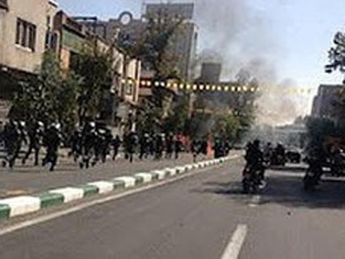 Iran: Biểu tình bạo động vì đồng tiền sụt giá Iran: Biểu tình bạo động vì đồng tiền sụt giá