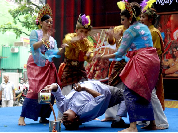 Điệu nghệ pha trà kéo Malaysia giữa lòng Hà Nội Điệu nghệ pha trà kéo Malaysia giữa lòng Hà Nội