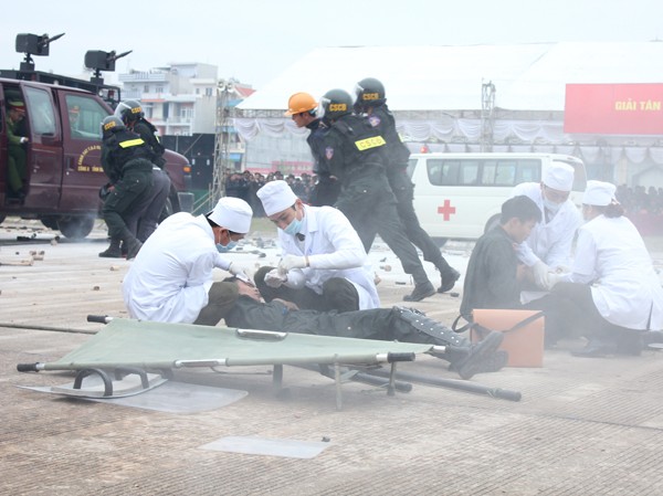 Bộ đội, công an tập đánh khủng bố, giải cứu con tin Bộ đội, công an tập đánh khủng bố, giải cứu con tin