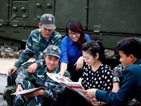 Á hậu Tú Anh bên bệ phóng tên lửa Á hậu Tú Anh bên bệ phóng tên lửa