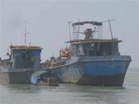 Nhiều bí ẩn trong xác tàu bị chìm ở biển Sầm Sơn Hình ảnh 2 tàu đang ở vị trí có xác tàu chìm dưới biển.