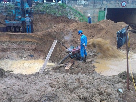Đường ống nước sạch sông Đà hai năm vỡ 4 lần Đường ống nước sạch sông Đà hai năm vỡ 4 lần