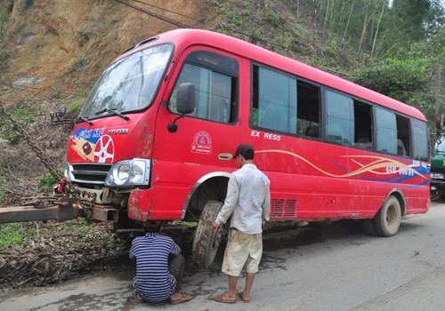 Xe khách lật, hai người bị xe đè chết Xe khách lật, hai người bị xe đè chết