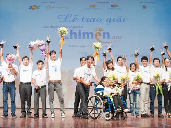 Sôi nổi đêm tôn vinh thiện nguyện Chim Én 2012 Sôi nổi đêm tôn vinh thiện nguyện Chim Én 2012