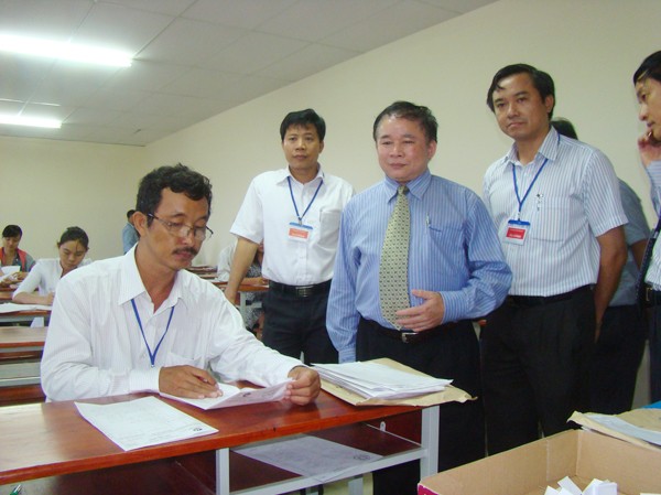 Chấm thi ĐH, CĐ 2012: Nhiều điểm 10 môn toán Thứ trưởng Bùi Văn Ga (thứ hai từ phải qua) kiểm tra chấm thi tại trường ĐH Tài chính Marketing ngày 17-7